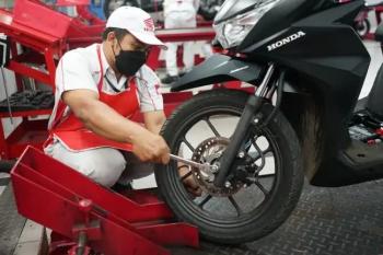 Cuaca Tak Menentu? Astra Motor Natar Ajak Pengendara Rawat Motor Secara Berkala Agar Tetap Aman di Jalan